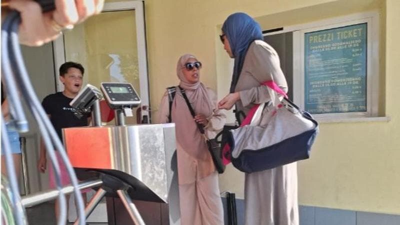 L’ora d’acqua in piscina per le donne con burkini: “Civiltà, altro che ghetto”