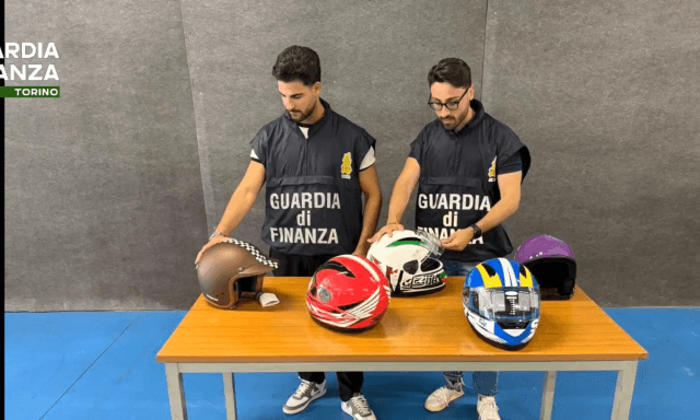 Maxi sequestro di caschi contraffatti: valgono oltre 700mila euro