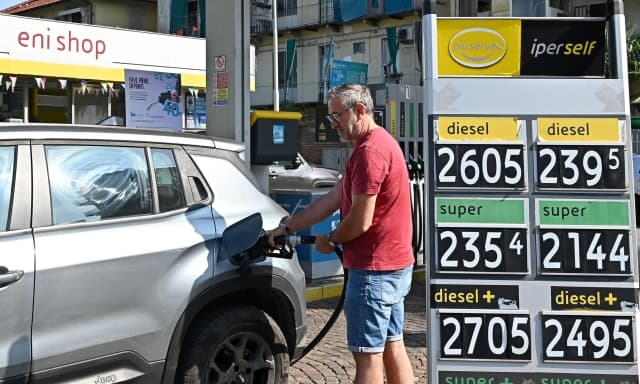 Prezzi benzina e diesel, lunedì 28 via allo sconto di Eni. Come funziona
