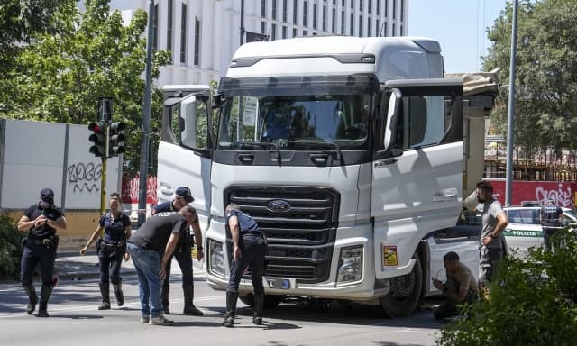 Milano, ciclista muore dopo essere stata travolta da un camion