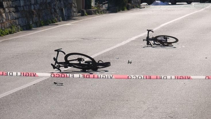 Auto travolge ciclisti sull’Aurelia, due morti a Bogliasco: “Un inferno”