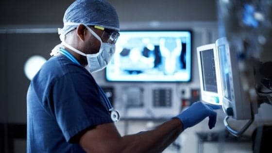 Bimba ingerisce una pila, intervento d'avanguardia le salva la vita