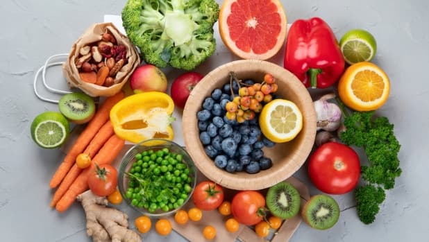 Gli alimenti estivi ed esotici più ricchi di vitamina C dai peperoni al guava