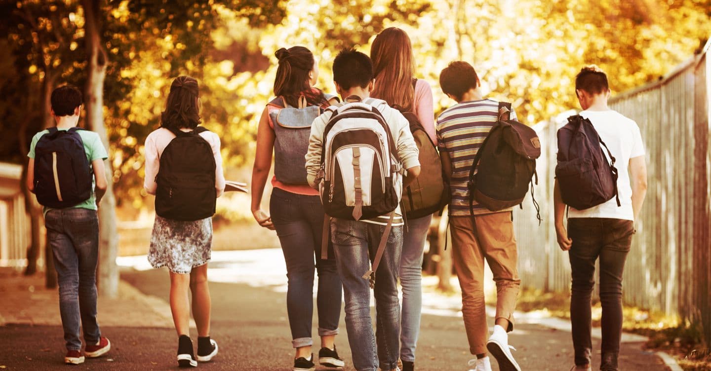 Si torna a scuola, zaino o trolley? Quanto deve pesare e il rischio scoliosi: ecco falsi miti e consigli