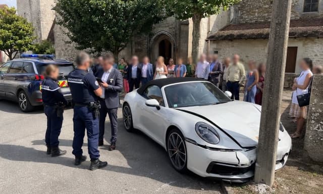 Porsche noleggiata per il matrimonio, sposo la schianta contro un palo