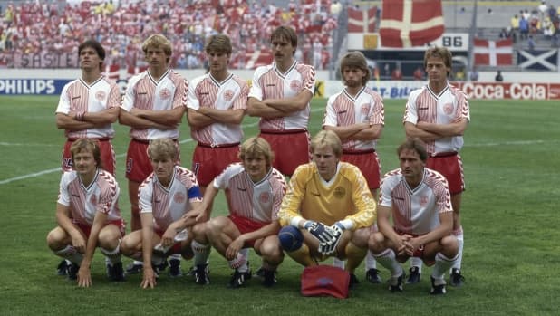 Danimarca, torna la maglia roligan dopo 40 anni: non piaceva, ora è uno dei design più iconici