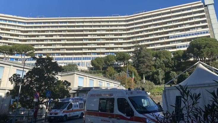 Caloriferi accesi in reparto al Policlinico San Martino nell’ennesima giornata con bollino rosso