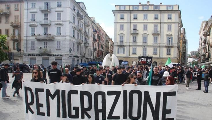 La Spezia, CasaPound e antifascisti, doppio corteo: il sindaco Peracchini con gli antifascisti