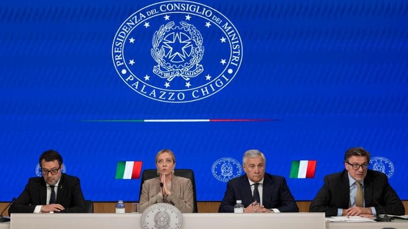 Manovra, è corsa alla flat tax. Mini prelievi per giovani, partite Iva e tredicesime
