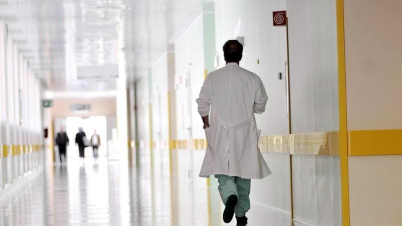 La fuga dei medici dagli ospedali, sono più le dimissioni dei pensionamenti: “Turni massacranti”