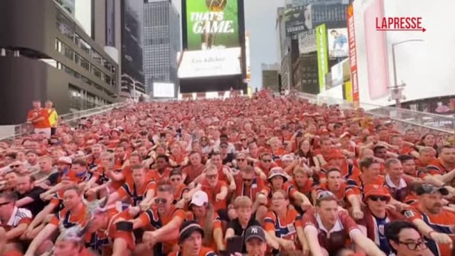 I norvegesi conquistano Times Square: la "Viking Row" è incredibile