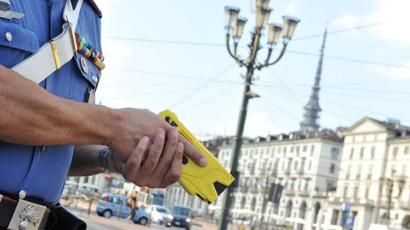 Morì dopo le scariche di taser: trovate delle tracce di cocaina nel sangue