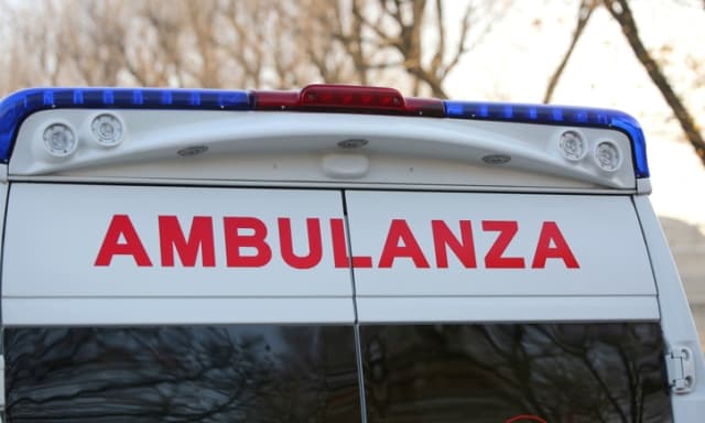 Incidente mortale, motociclista decapitato dal palo