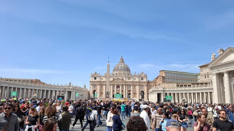 Fine dell’austerity da pandemia, papa Leone cancella la stretta agli stipendi vaticani dei superiori