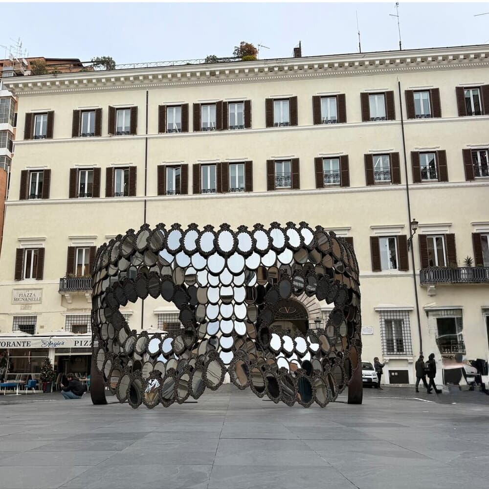 Il trionfo della donna, le creazioni di Valentino sposano l'arte di Joana
