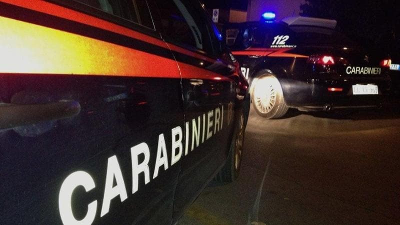 Anziano ucciso con dieci coltellate in una Rsa dalla figlia, arrestata per omicidio premeditato