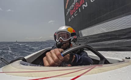 Daniel Ricciardo e Marc Márquez si sfidano sugli AC40 di Alinghi Red Bull Racing