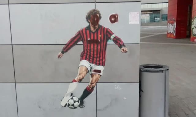 Che vergogna, vandalizzato il murale di Baresi a Casa Milan. Coperti il volto e l'iconico numero 6
