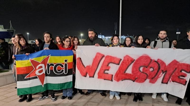Migranti, l’approdo a Bari dei 43 deportati: “Noi sotto ricatto, fateci lavorare”