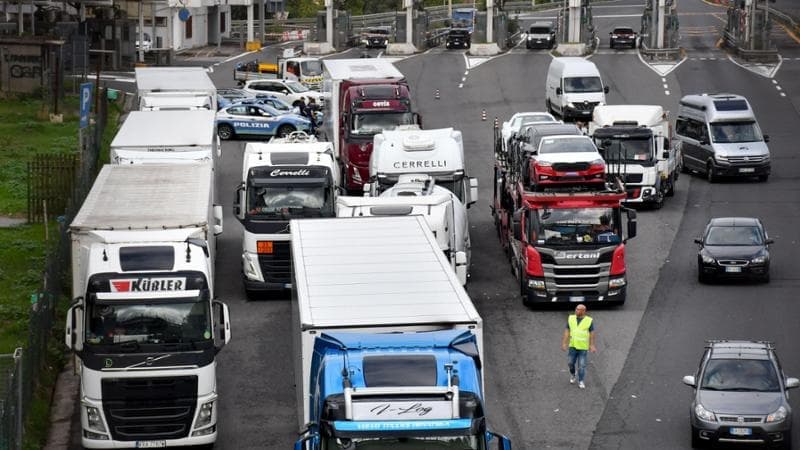 La protesta dei tir si allarga, picchetti alle porte di Roma: “Dobbiamo fermarci tutti”