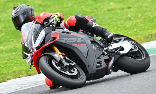 Aprilia Rsv4 Factory al Mugello: oltre 220 Cv di pura precisione
