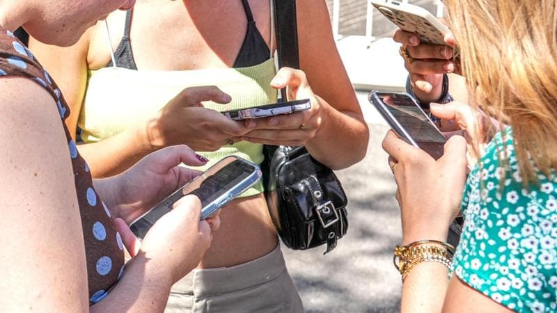 Drogati dai social media, 100mila ragazzi a rischio:“Educazione, non divieti”