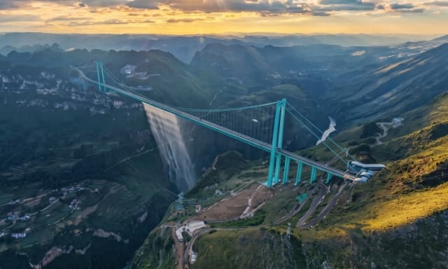 Come visitare il ponte più alto del mondo con la cascata artificiale