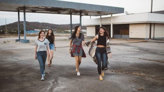 A insegnare il romanticismo sono gli amici dell'adolescenza