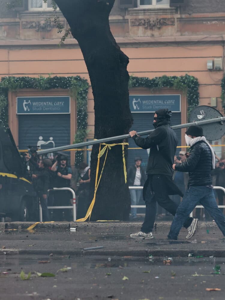 Scontri al corteo pro Palestina a Roma, sassi e bottiglie contro la polizia
