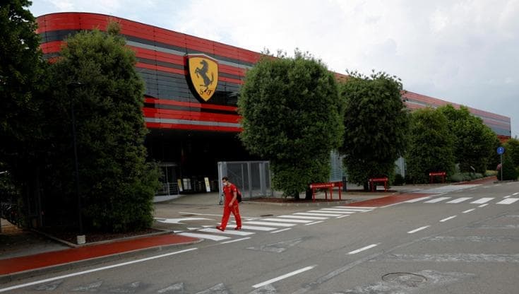 Operaio tormenta la collega dopo la fine del loro legame: “Legittimo il licenziamento della Ferrari”