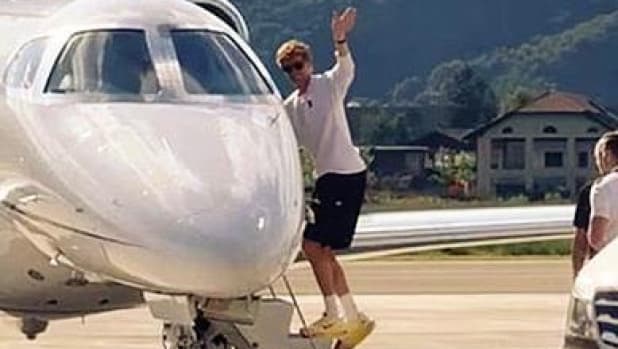 Sinner saluta dall'aereo, è già a Montecarlo. Tornerà presto a Sesto per ping pong e relax