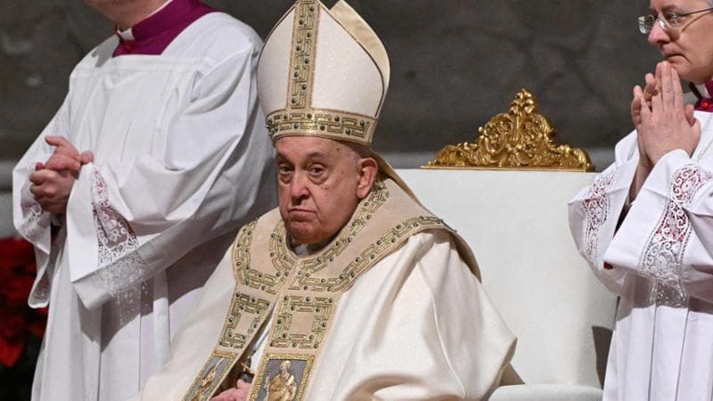 Giubileo, il Papa ha aperto la porta santa: “Alziamo la voce, la speranza non è quieto vivere”
