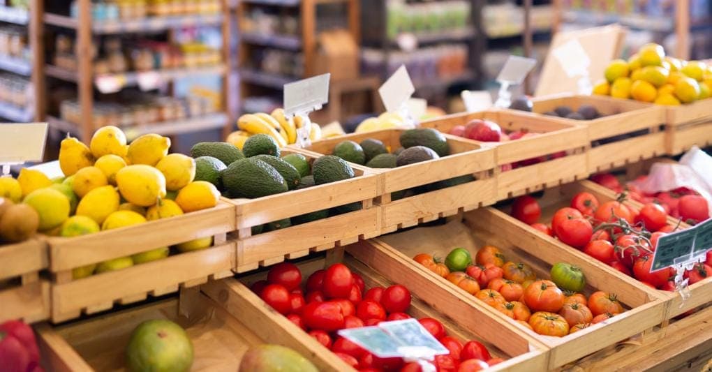 Frutta e verdura? All’ingresso del supermarket convincono i clienti a consumarne di più