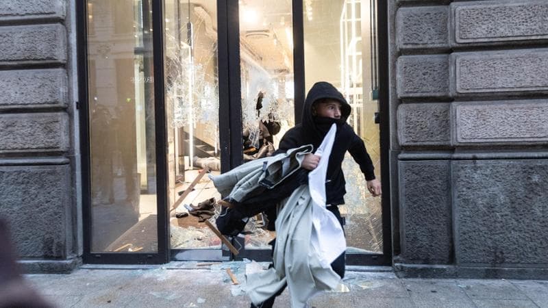 “Niente piazza”. “Ci saremo”. Dagli anarchici agli studenti l’incertezza nelle chat del 24 ottobre