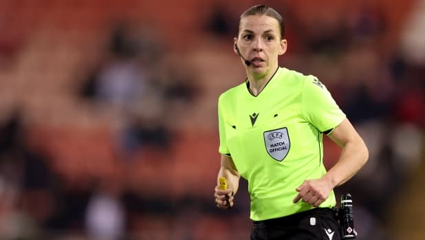 La Uefa premia Stéphanie Frappart: la francese sarà la nuova responsabile arbitrale