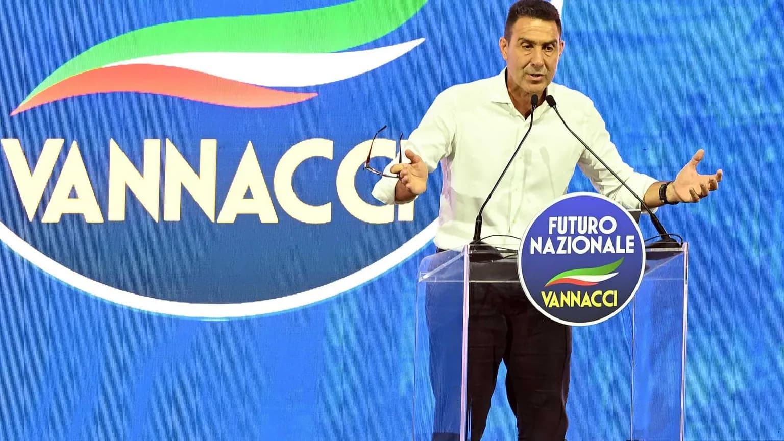 Vannacci: "Gonna lunga o corta? Preferisco una donna senza gonna"