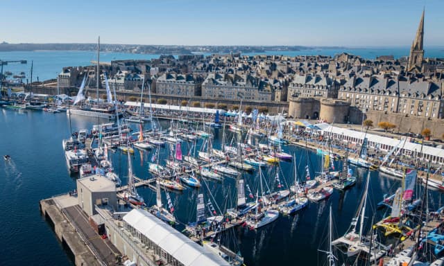 Una barca e un oceano da affrontare da soli: è la Route du Rhum. Al via una regata ormai leggenda