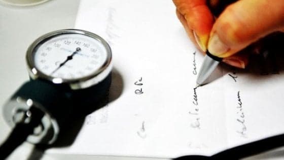 Il ministero della Salute ai medici: "Scrivete le ricette in bella grafia"