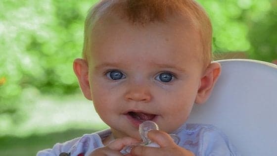 Neonati: minor rischio di allergie se il ciuccio è pulito con la saliva materna