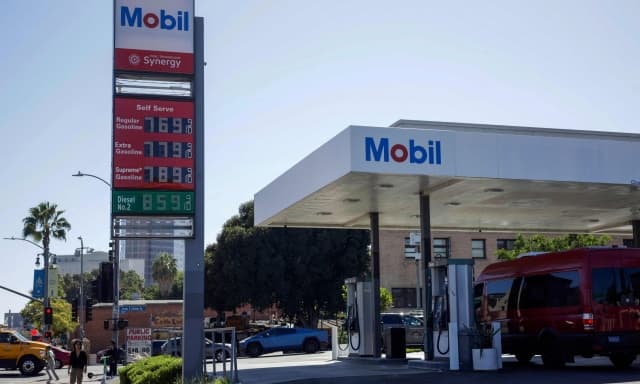 Stati Uniti, Trump annuncia il via libera a consumi più alti di carburante