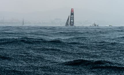 America's Cup: pioggia, fulmini e saette e i velisti si arrendono