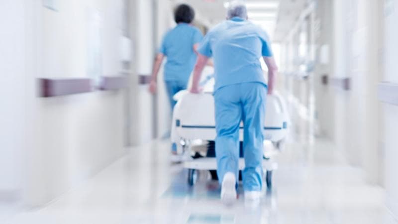 Morto di cancro perché i genitori ritardarono le cure, la perizia conferma: “Poteva essere salvato”