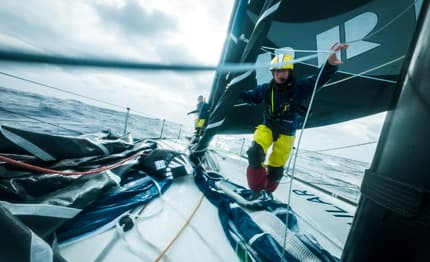 The Ocean Race: Holcim-PRB in fuga verso est, Team Malizia ripara l'albero