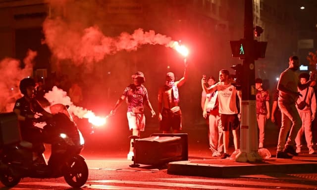 Parigi, disordini durante la festa Champions: oltre 130 arresti. Auto sulla folla a Grenoble