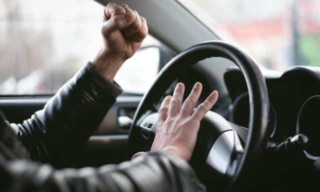 Come si usa il clacson secondo il Codice della strada