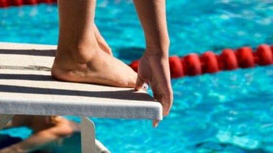 "Non tuffarti che prendi freddo": i falsi miti su bimbi e sport