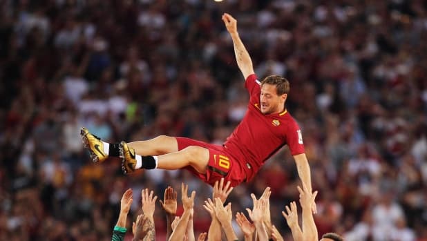 Totti fa 50: mezzo secolo del capitano che ha cambiato la Roma