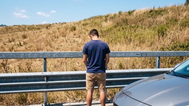Fare pipì in autostrada è legale?