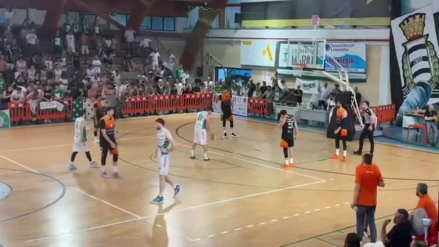 Basket, follia in B2: si fa auto-canestro per "salvare" la sua squadra, l'arbitro lo annulla!