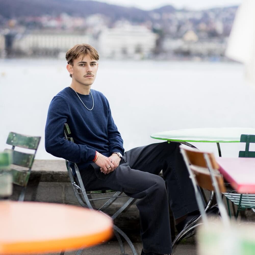 Uno scrittore di 22 anni incanta il mondo, chi è Nelio Biedermann